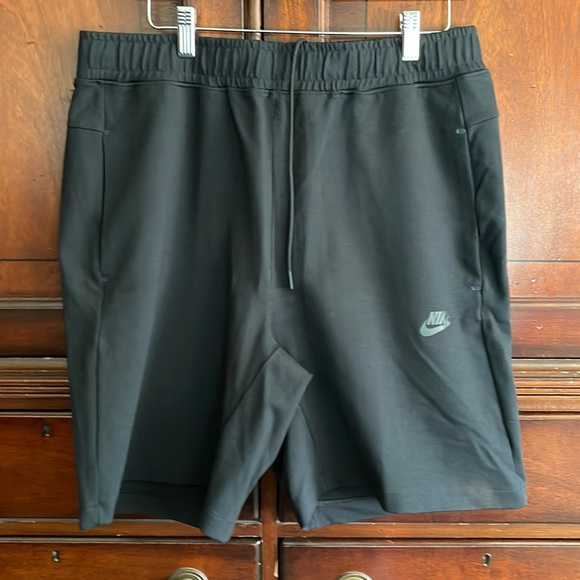 Nike Men’s Large Black Shorts Standard Fit - Picture 1 of 3